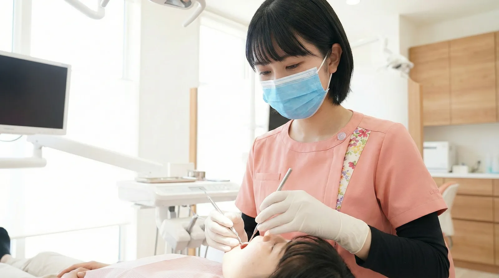 繊細なタッチで予防ケアを行う歯科衛生士