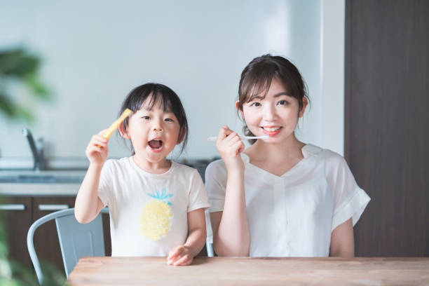 歯磨きをしている親子