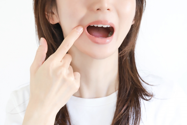 歯を指している女性